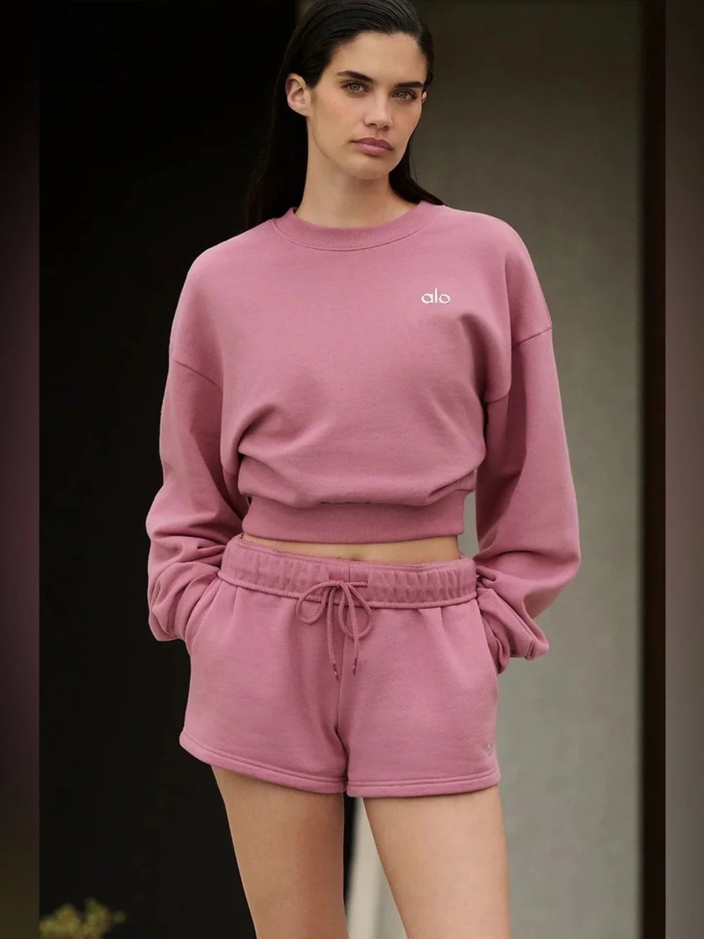 ALO YOGA | ✨NEW✨ Cropped Accolade Crewneck in Pink Wild Rose